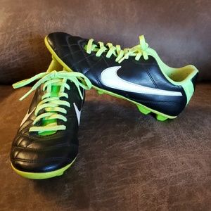 Nike Youth Tiempo Soccer Cleates Sz 4Y